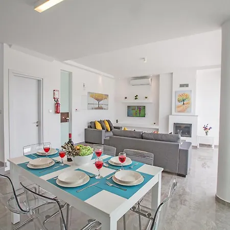 ヴィラ Rent Your Dream Holiday And Look Forward To Relaxing Beside Your Private Pool 1559 *